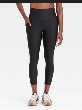 Women's Effortless Support High-Rise
Pocketed Capri Leggings Large
